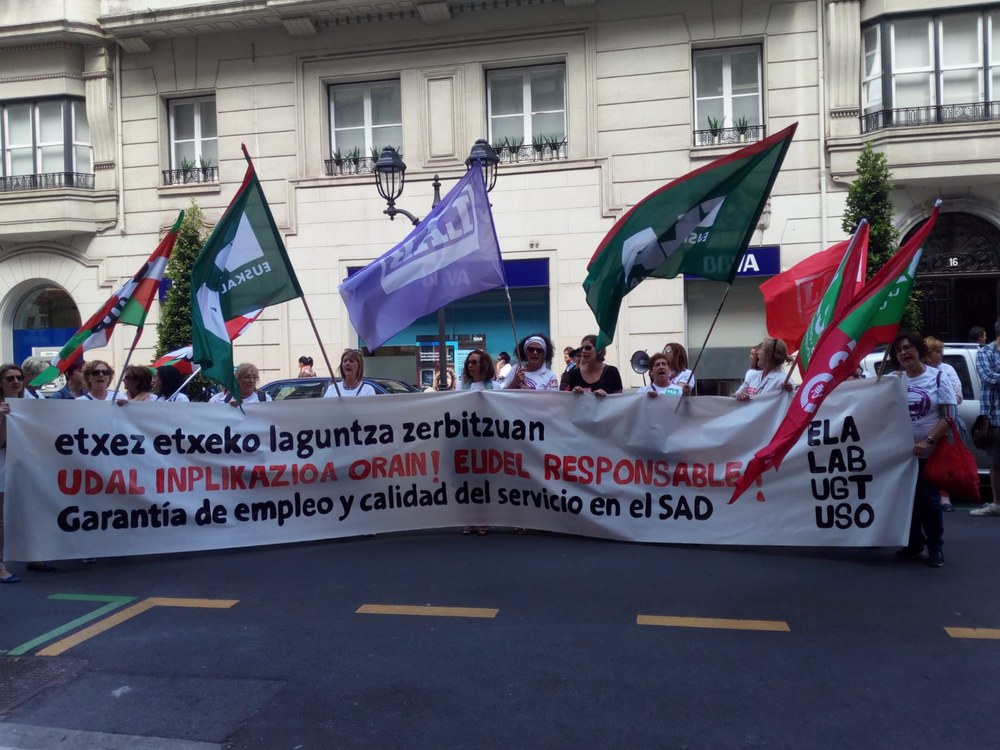 ELA, LAB eta UGTk inplikazioa eskatu diote EUDELi Etxez Etxeko Laguntza Zerbitzuaren hitzarmen berriaren negoziazioan