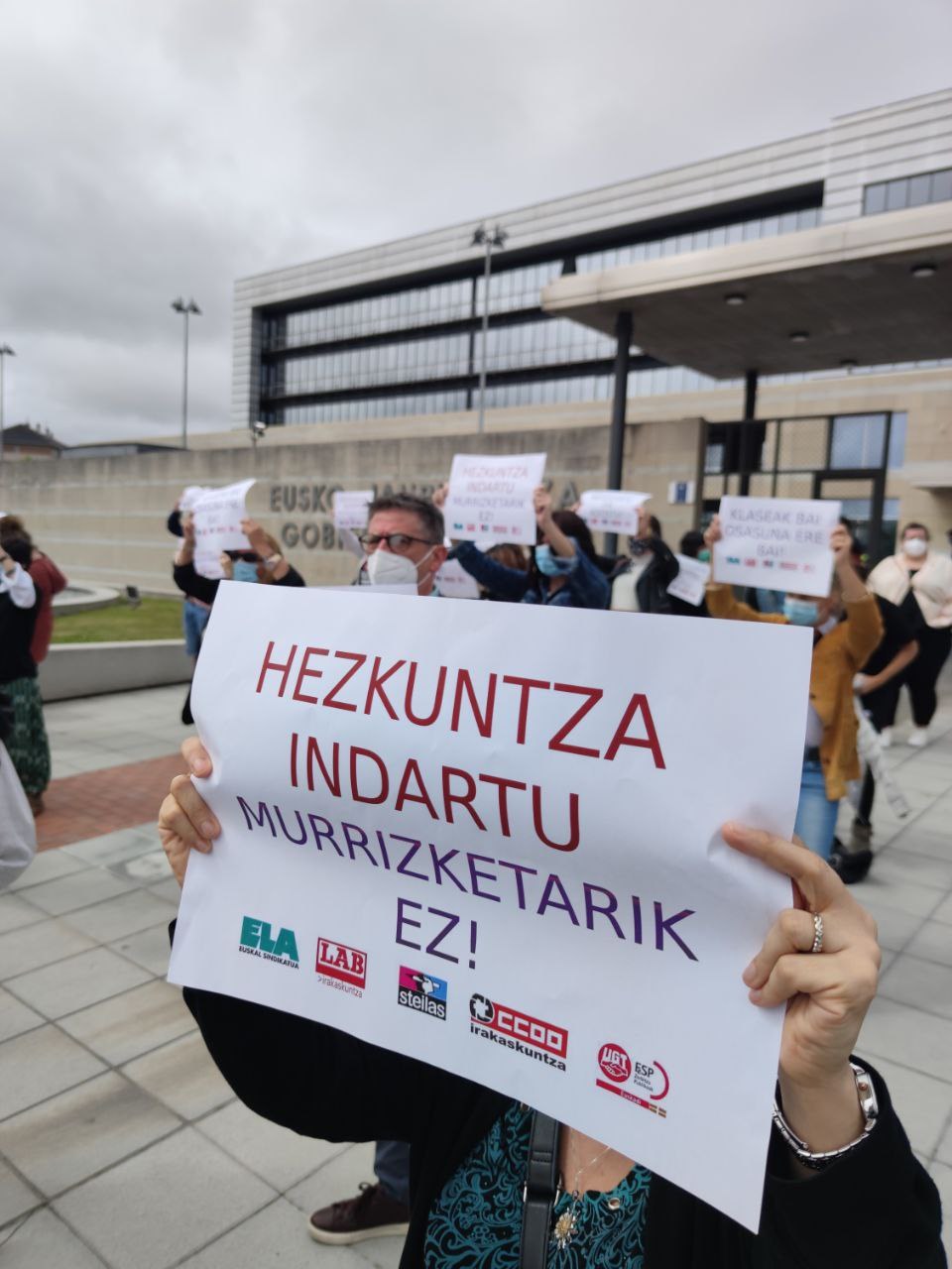 ELA, Steilas, LAB, CCOO eta UGTk  murrizketak alde batera uzteko eskatu diote Hezkuntza Sailari
