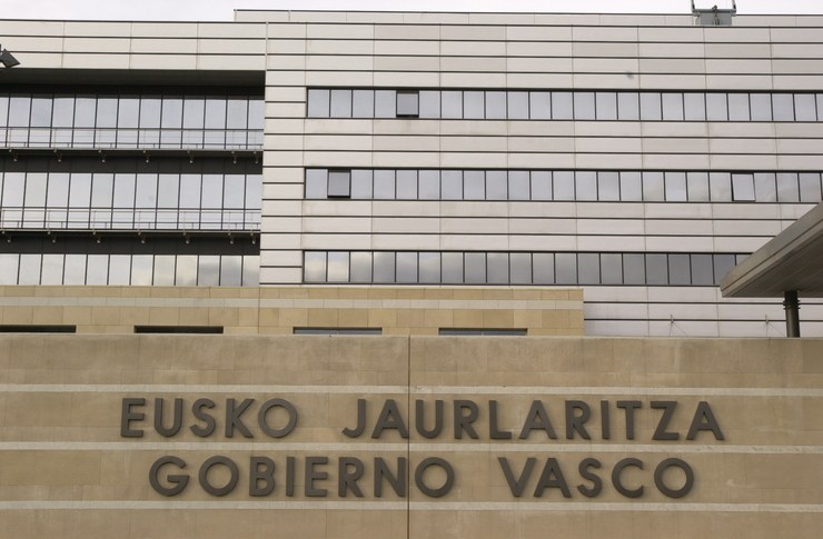 ELAk soldata igoera, behin-behinekotasuna jeistea eta plantillak gaztetzea eskatuko du