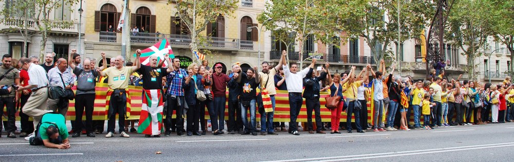 ELAk babes osoa ematen dio Catalunyako hezkuntzako murgiltze ereduari eta Euskal Herrian ezartzea eskatzen du