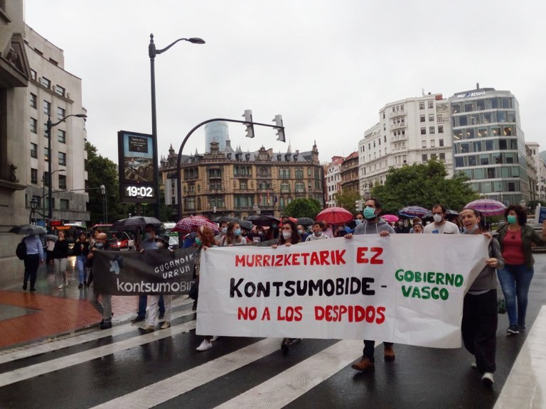 ELAk, CCOOk eta LABek Kontsumobideri eskatu diote argitu dezala 13 langile kaleratuz eten zuen zerbitzua berriz martxan jarriko duen