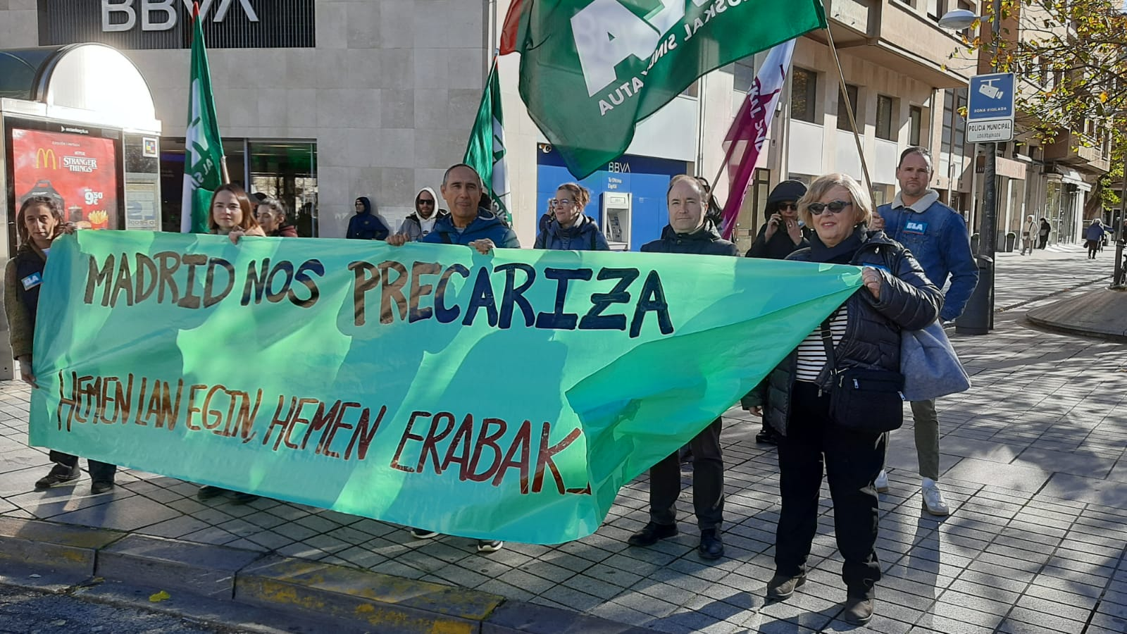 ELAk elkarretaratzea egin du Gobernu Delegaritzaren aurrean, Madrilek prekarizatu egiten duela salatzeko