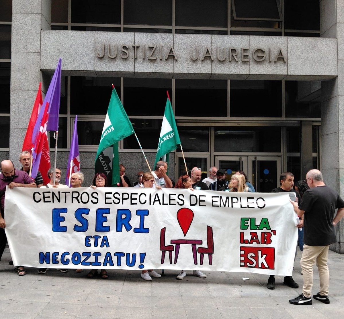 ELAk, LABek eta ESK-k negoziazioaren blokeoa salatu dute eta hitzarmen propioa aldarrikatu