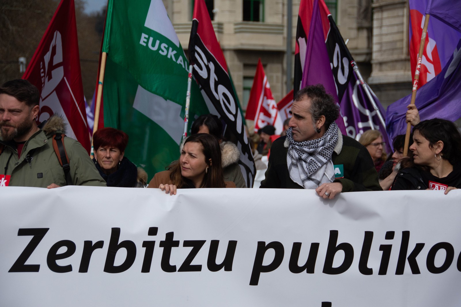 ELAk Mahai Orokorra premiaz deitu du eta Eusko Jaurlaritzari biltzeko eskatu dio