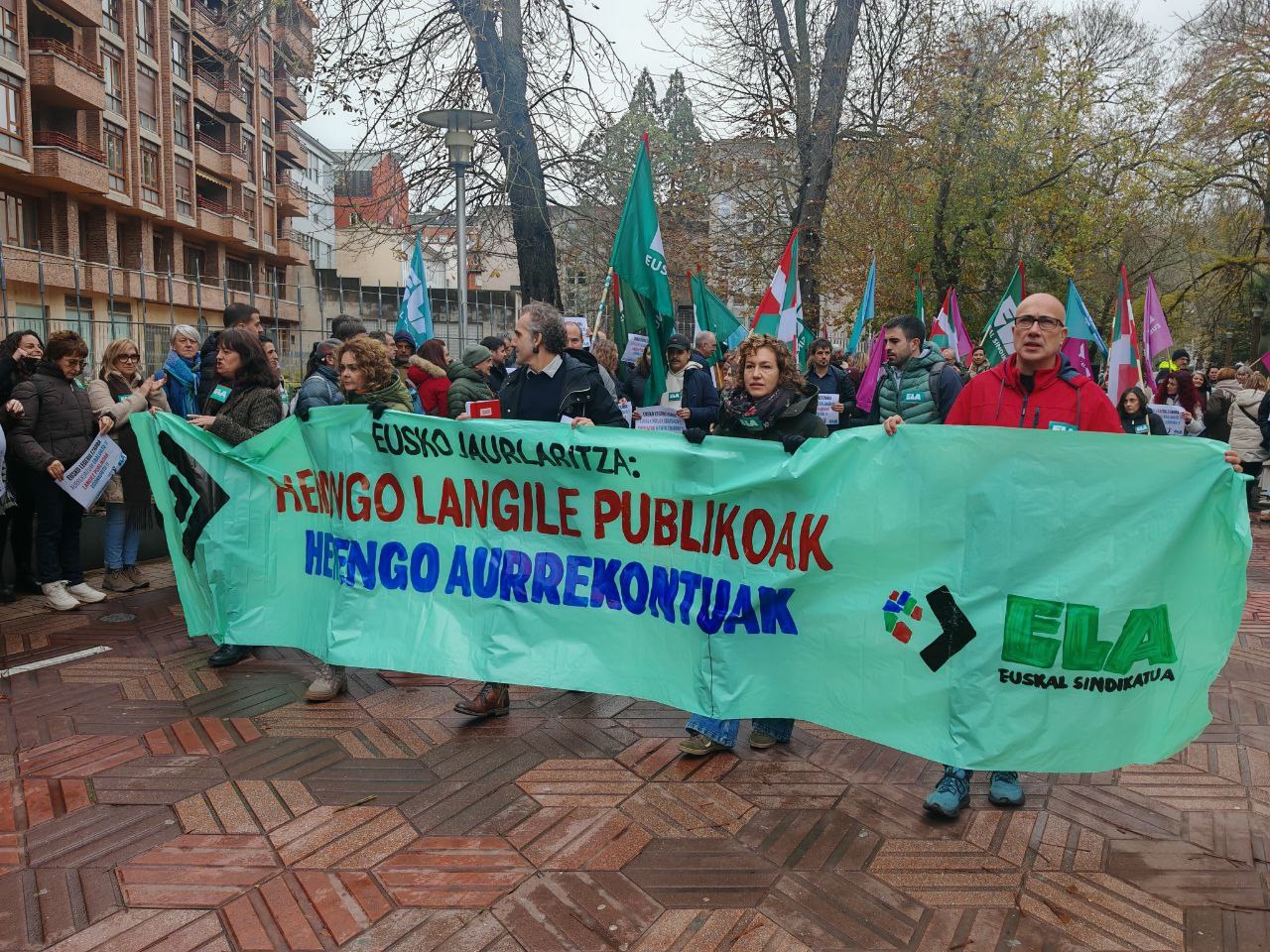 ELAk mobilizazioa egin du Eusko Legebiltzarraren aurrean langile publikoen enplegu eta soldaten defentsan