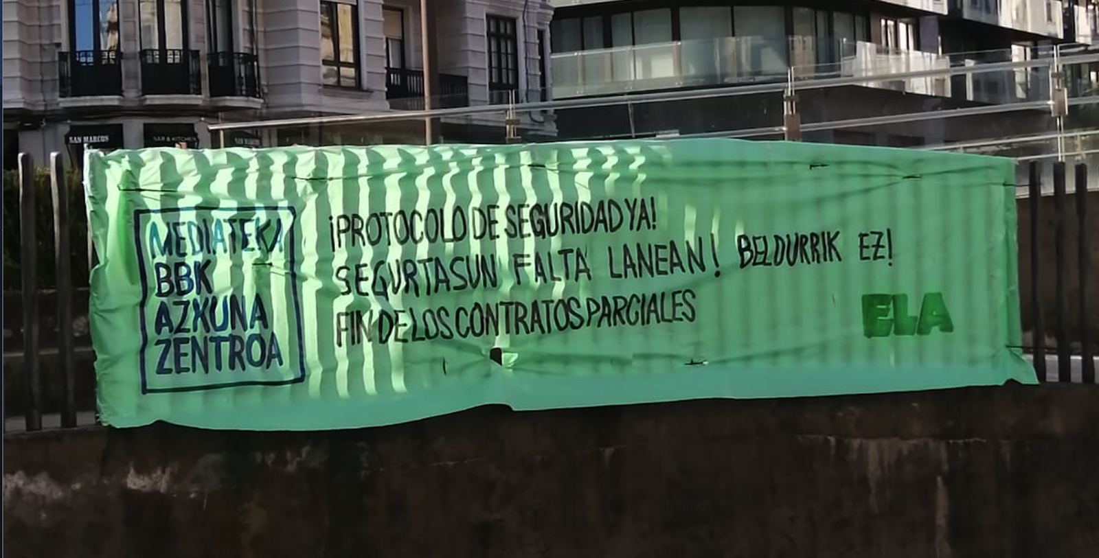 ELAk performance bat egin du patronalaren eta sindikatuen arteko kontziliazio prozesuak edukiak hobetzen ez dituela salatzeko ELAk performance bat egin du patronalaren eta sindikatuen arteko kontziliazio prozesuak edukiak hobetzen ez dituela salatzeko