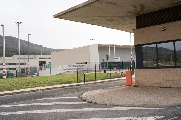 ELAk salatu du CCOO, SIPLA eta UGT sindikatuek Gasteizen eta espetxeetan egindako ekimenek langile publikoen aurkako jazarpena eragiten dutela