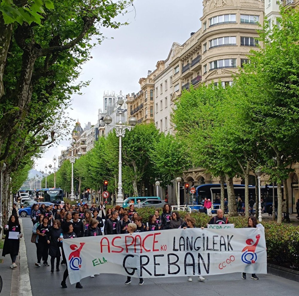 Erabateko jarraipena izan du laugarren greba egunak, erosahalmena berreskuratzeko eta hitzarmena berritzeko