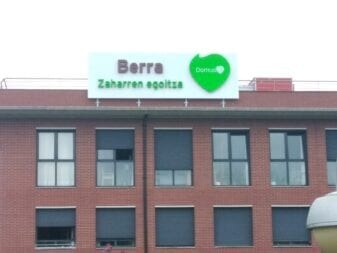 Erakunde publikoek  DOMUS VI.rekin dituzten kontratuak bertan behera utzi behar dituzte,  egoitzetako hildakoak deribatzeko orduan komisioak jasotzeagatik Erakunde publikoek  DOMUS VI.rekin dituzten kontratuak bertan behera utzi behar dituzte,  egoitzetako hildakoak deribatzeko orduan komisioak jasotzeagatik
