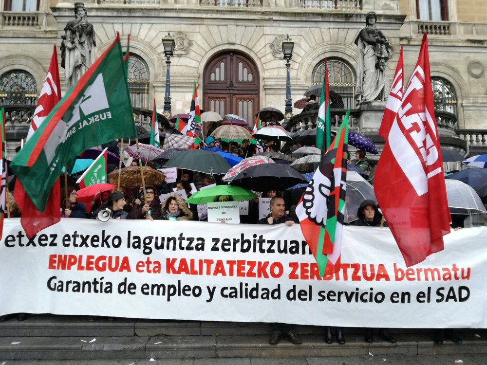 Etxez Etxeko Laguntza Zerbitzuko langileak Bilboko Udalaren aurrean elkarretaratu dira
