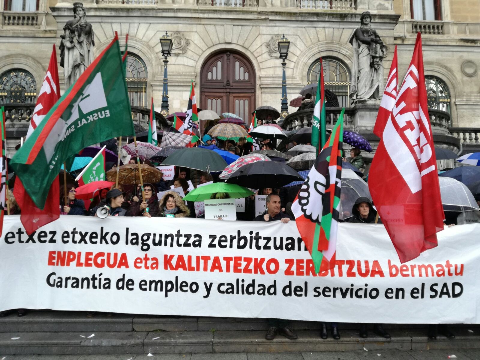 Etxez Etxeko Laguntza Zerbitzuko langileak Bilboko Udalaren aurrean elkarretaratu dira