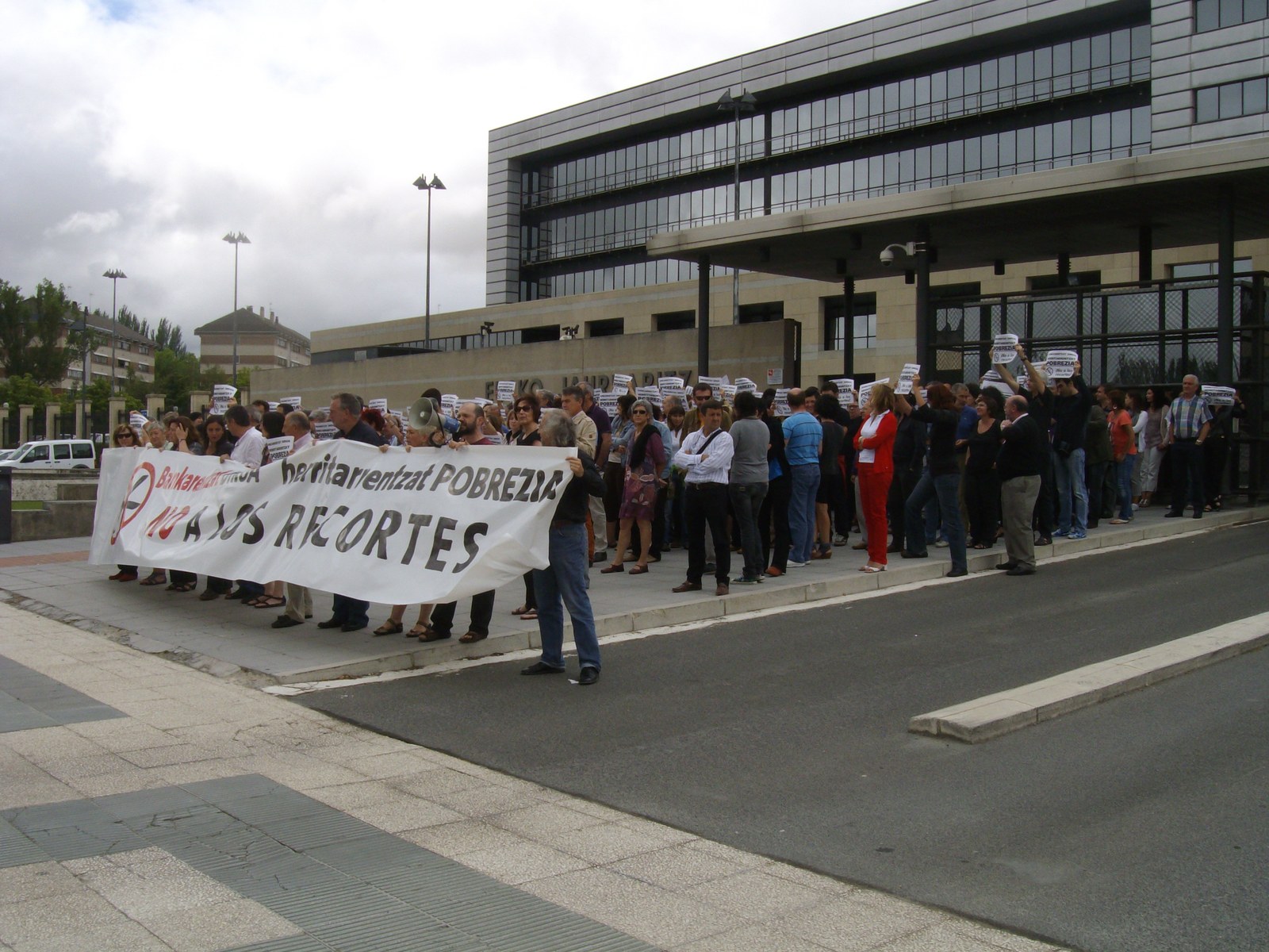 Euskal Administrazioko langileak elkarretaratu dira Gasteizen murrizketen aurka