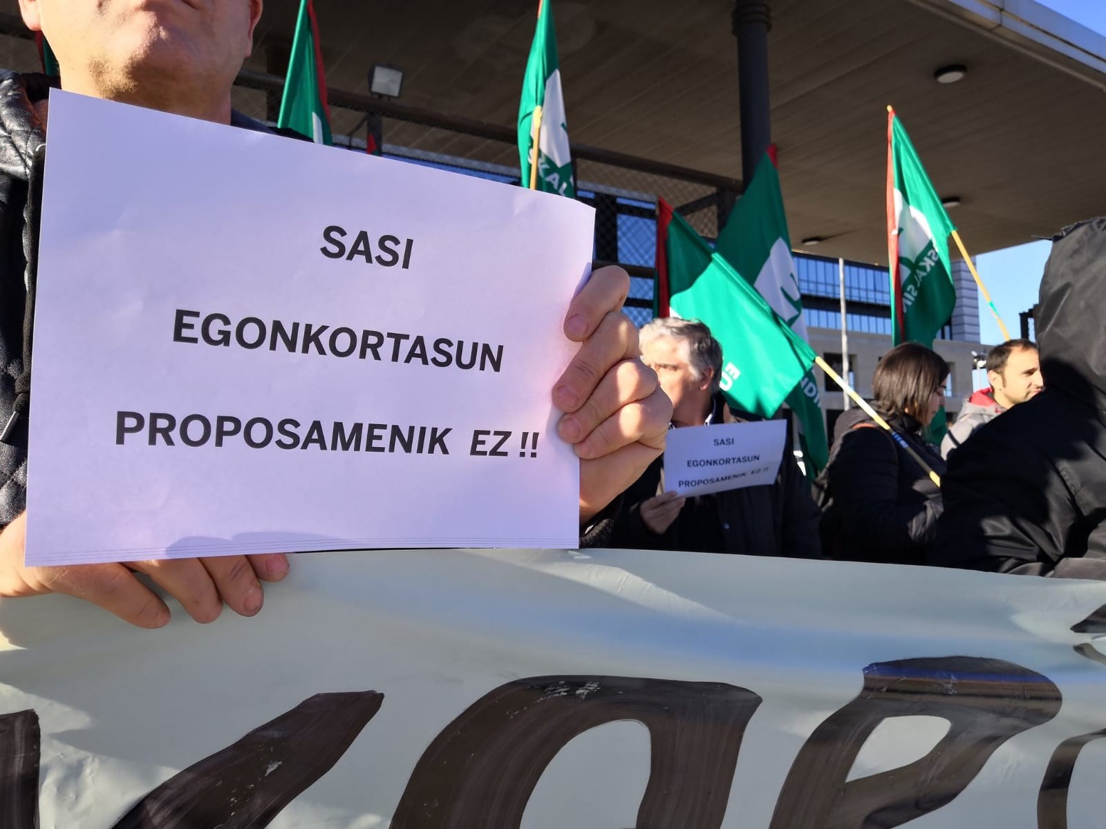 Eusko Jaurlaritzak ehunka irakasleren lanpostuak kolokan jartzen ditu