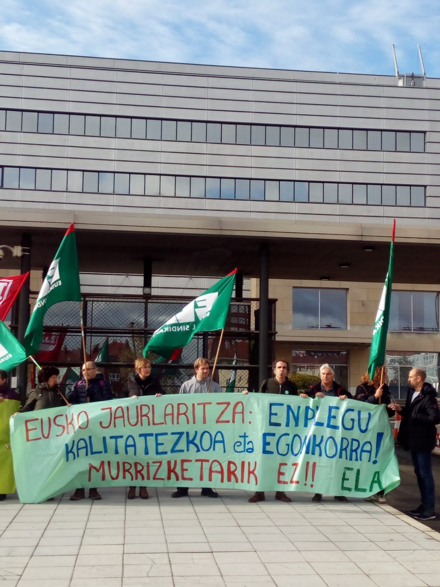 Eusko Jaurlaritzak Funtzio Publikoaren Euskal Kontseilua erabili du Enplegu Publikoaren Legea abiarazteko duen ezintasuna ezkutatzeko