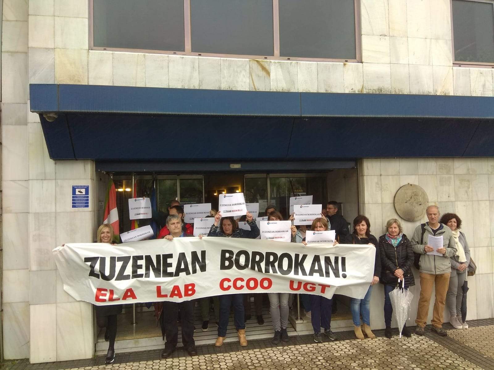 Eusko Jaurlaritzak lana eta familia bateratzea debekatu die Zuzeneaneko langileei