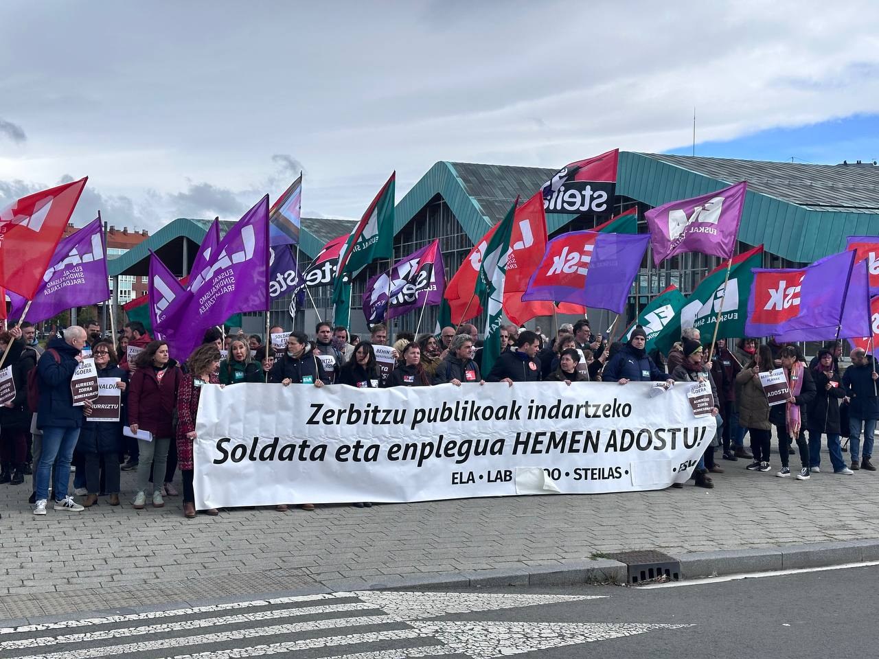 Eusko Jaurlaritzak sektore publikoko baldintzak negoziatzea ukatu du