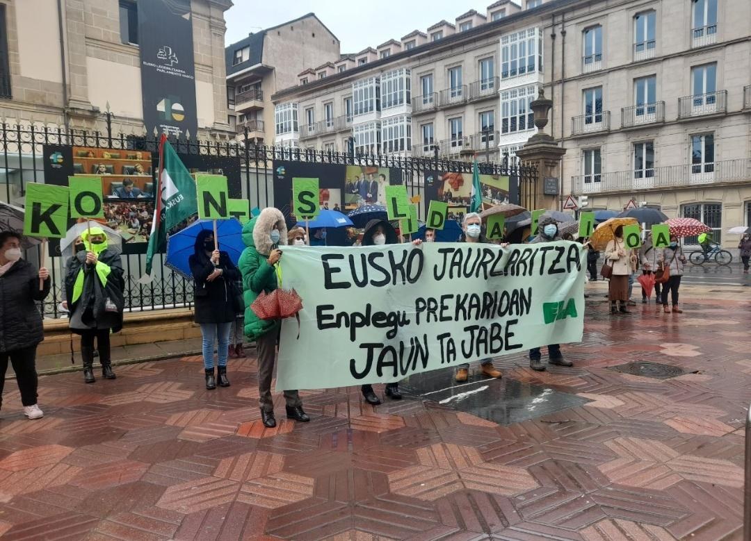 Eusko Jaurlaritzari behin-behinekotasunaren gaitza pairatzen duten langileen enplegua finkatzea eskatzeko elkarretaratzea Legebiltzarrean Eusko Jaurlaritzari behin-behinekotasunaren gaitza pairatzen duten langileen enplegua finkatzea eskatzeko elkarretaratzea Legebiltzarrean