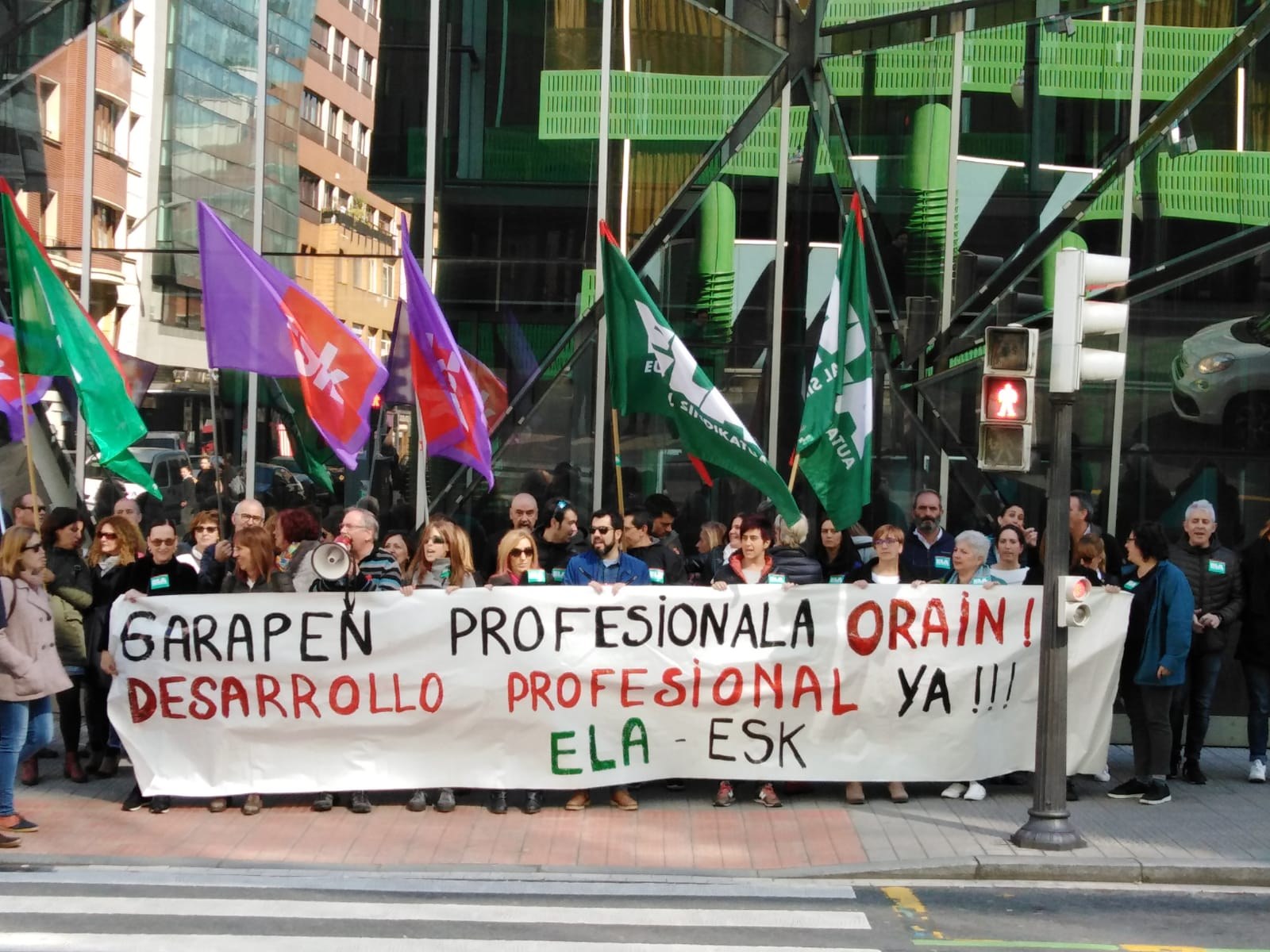 Garapen Profesionalaren eredu berri bat eta osagarrien ordainketa eskatu diote Osakidetzari ELA eta ESK-k