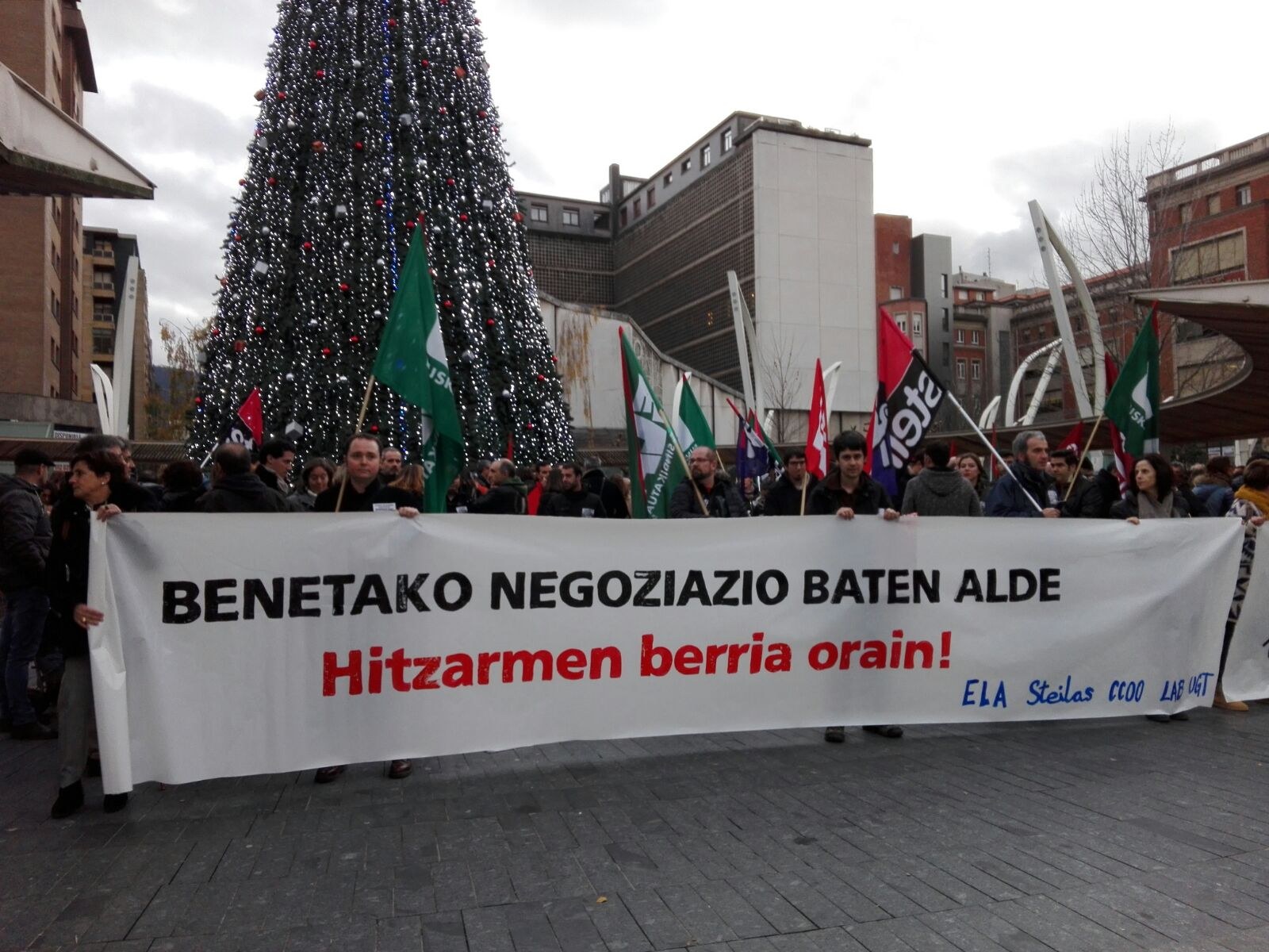 Gizarte Ekimeneko ikastetxeetako enplegua mantentzeko akordioa eskatu dute sindikatuek