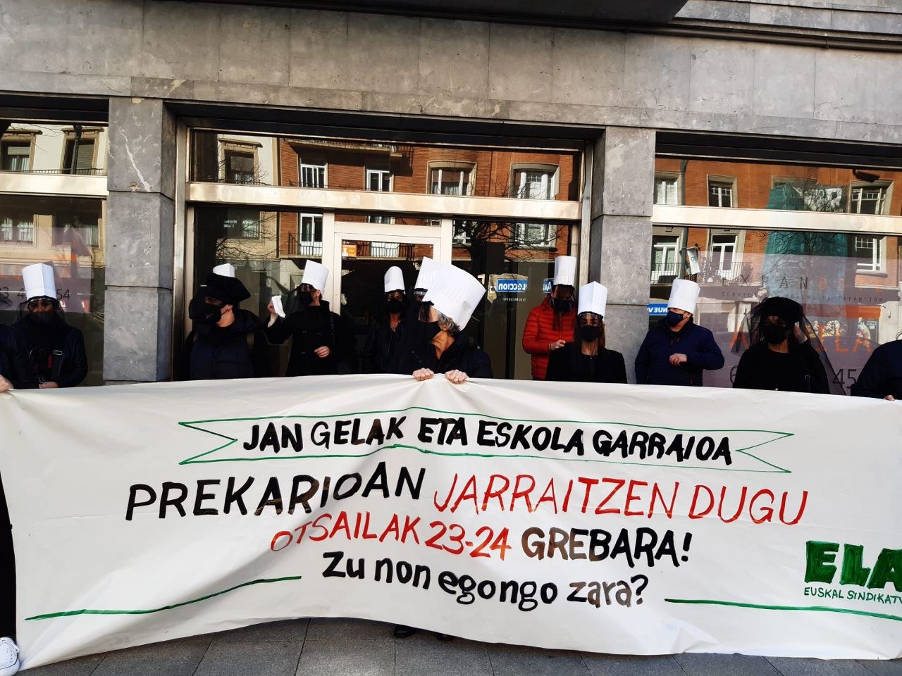 Greba-egunaren jarraipen handia jantokietan eta eskola-garraioan, gutxieneko zerbitzuak gehiegizkoak izan arren Greba-egunaren jarraipen handia jantokietan eta eskola-garraioan, gutxieneko zerbitzuak gehiegizkoak izan arren