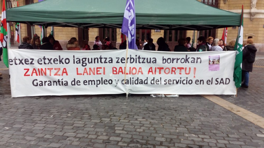 Bizkaiko Etxez Etxeko grebalariek sektoreko kalitate asistentzialaren eta lan baldintzen gainbehera salatu dute Bilboko Arriagan egindako kontzentrazioan