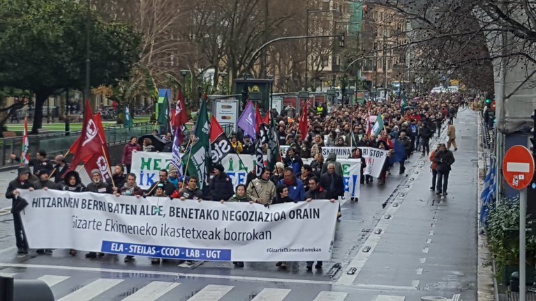 Hamar eguneko grebara deitu dute itunpeko ikastetxetako sindikatuek