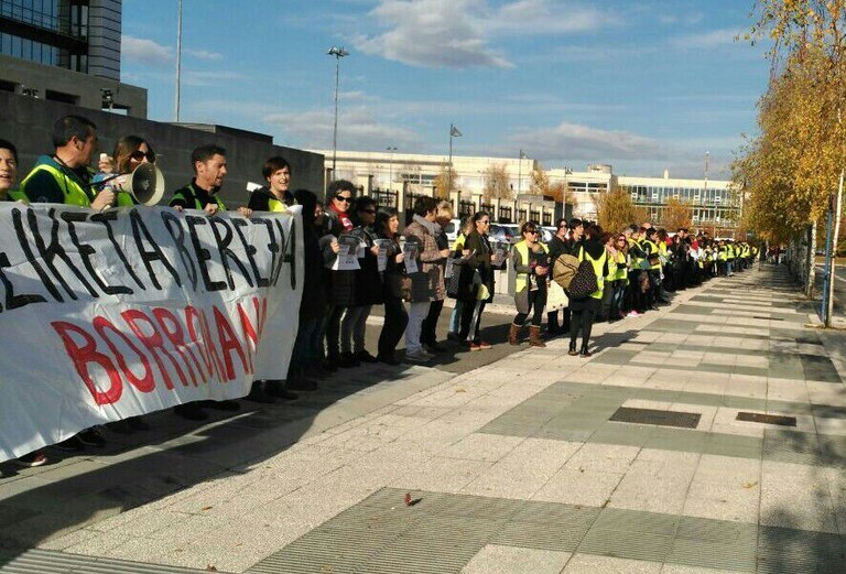 Heziketa Bereziko langileen mahaian begibistan geratu dira 2018ko apirilean sinatutako akordioaren gabeziak
