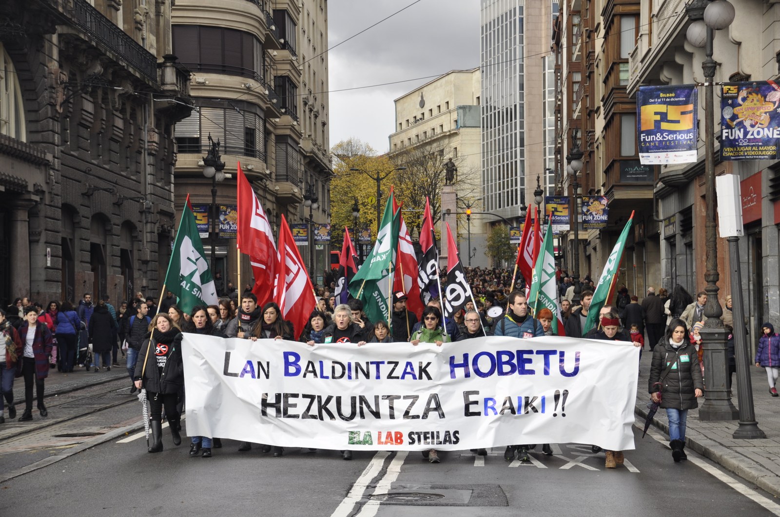 Hezkuntza Publiko irakasleen gehiengo zabalak egin dut bat greba deialdiarekin