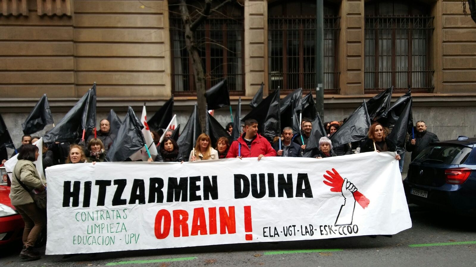 Hezkuntza publikoko garbitzaileek lan baldintza duinak exijitzeko martxa egin dute Bilbon