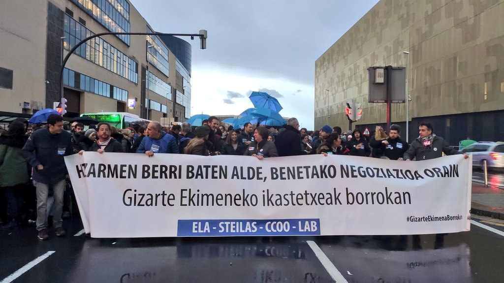 Ikasturte honetan Gizarte Ekimenetako zentroetan egin den bigarren greba egunak ere oso jarraipen zabala izan du, atzokoaren oso parekoa Ikasturte honetan Gizarte Ekimenetako zentroetan egin den bigarren greba egunak ere oso jarraipen zabala izan du, atzokoaren oso parekoa