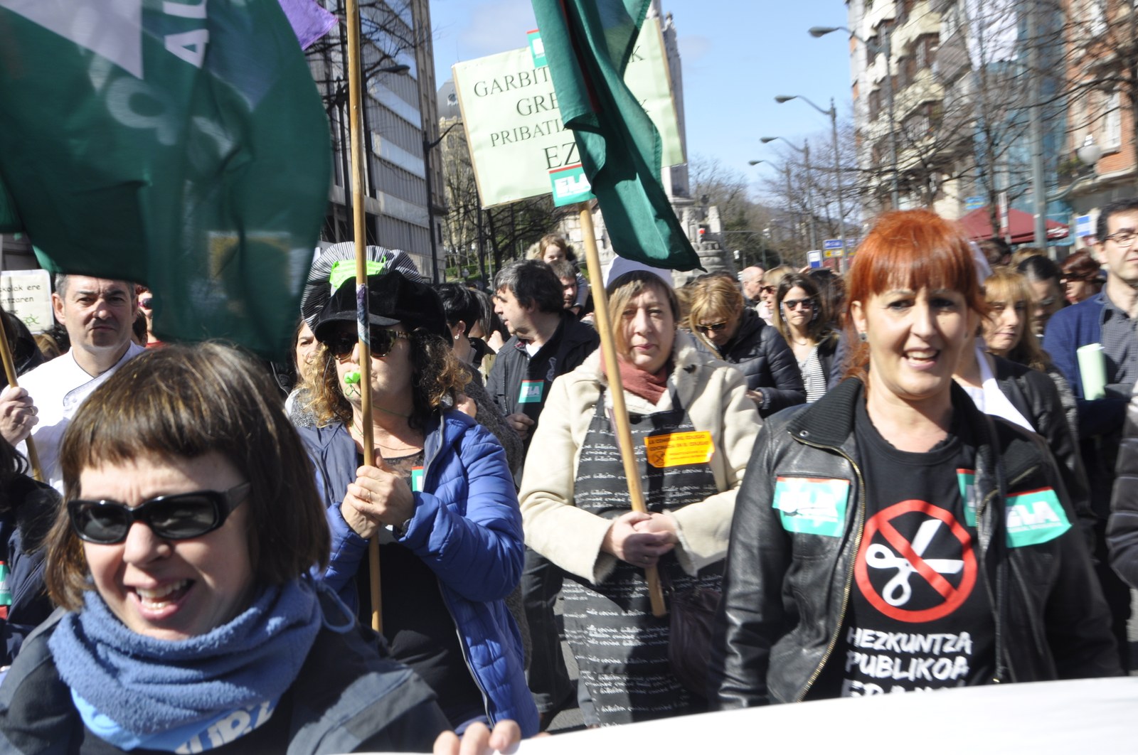 Irakaskuntza publikoko langileen manifestazio jendetsuak Bilbo, Donostia eta Gasteizen Irakaskuntza publikoko langileen manifestazio jendetsuak Bilbo, Donostia eta Gasteizen