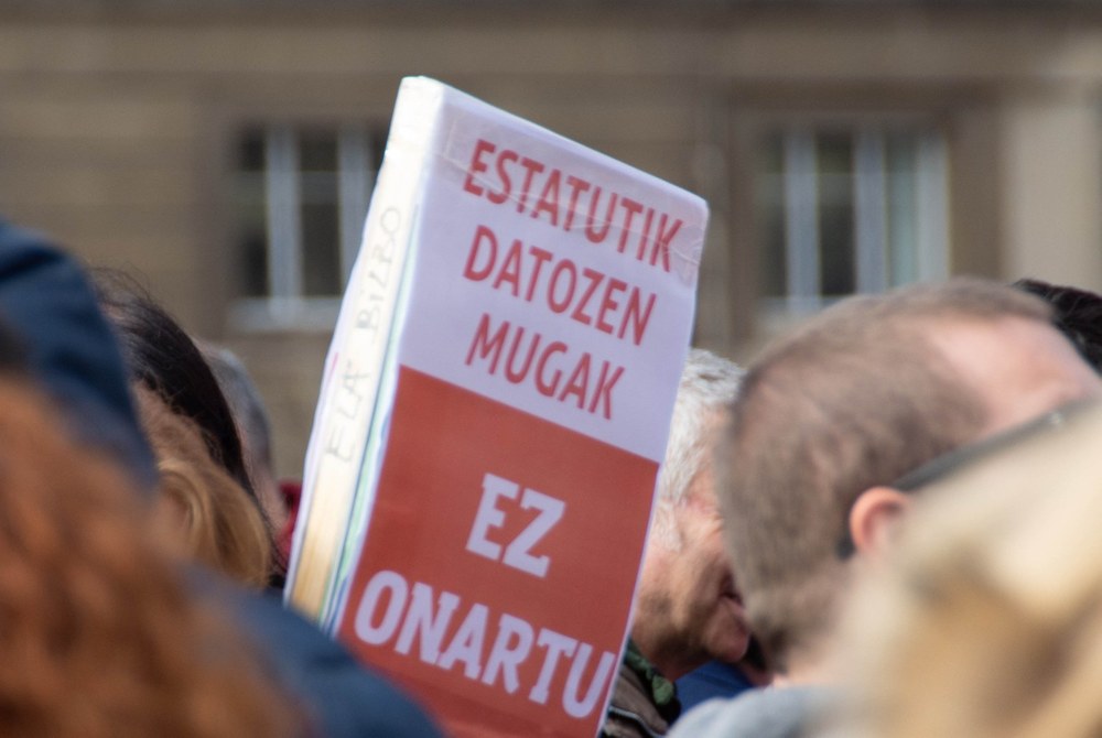 Jaurlaritzak Espainiako Gobernuak Madrilen adostutakoa aplikatuko du, langileak prekarizatuz