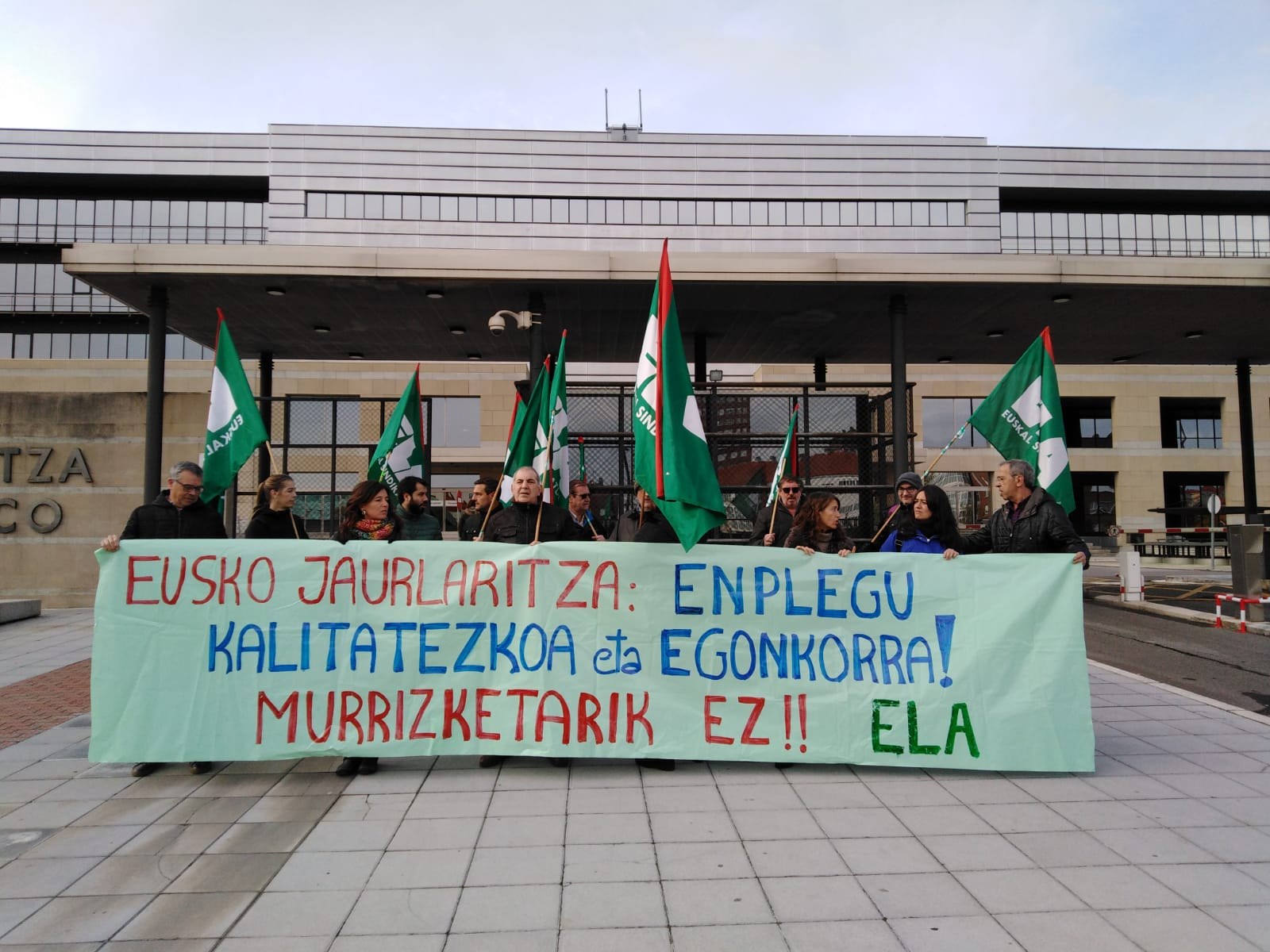 Jaurlaritzak gutxiengoa diren CCOO eta UGTrekin sinatu du langileek demokratikoki aukeratutako gehiengoari bizkarra emanez