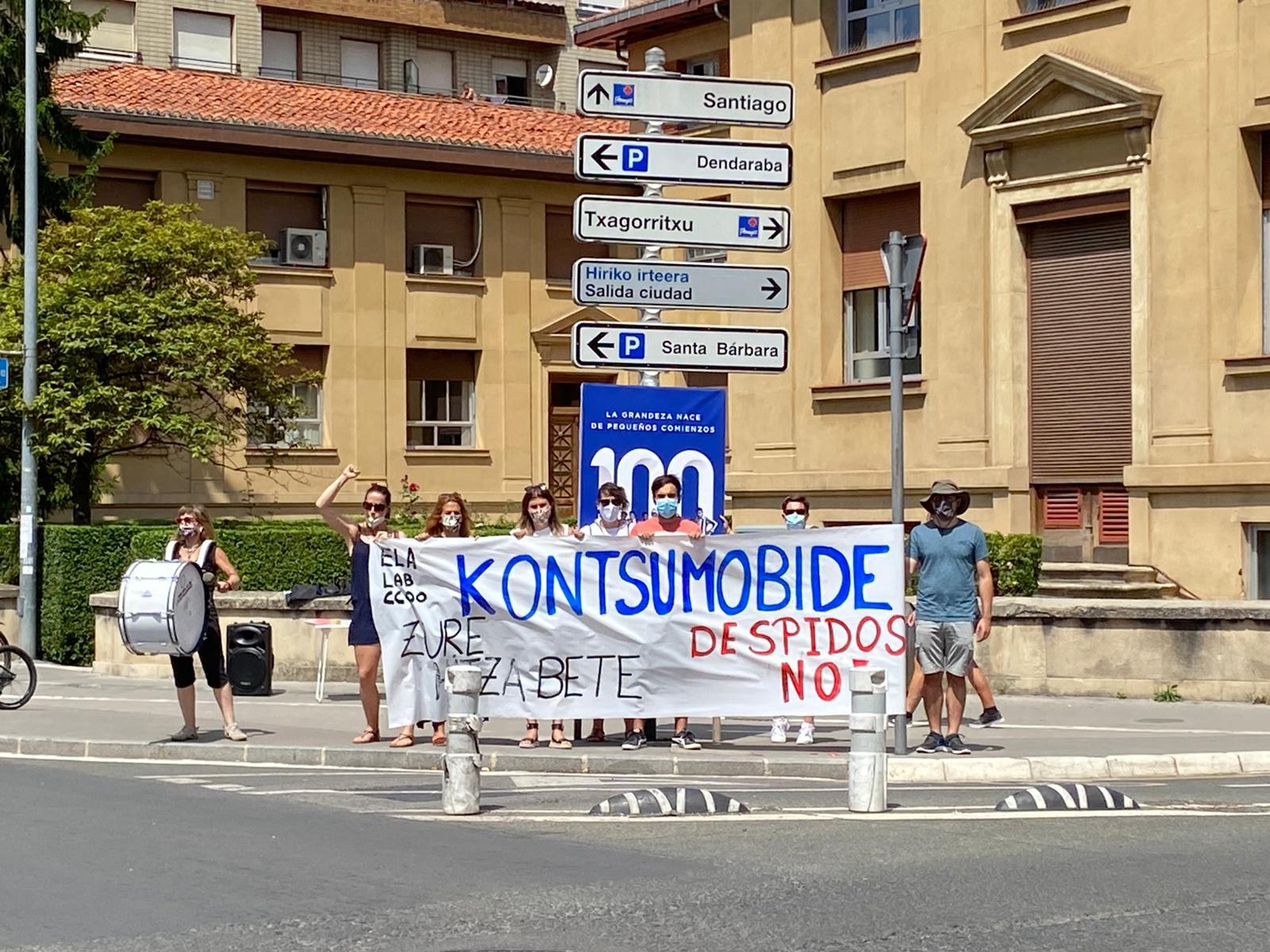 Kontsumobide prestakuntza ibiltariaren zerbitzuko langileek mobilizazioei ekin diete berriro, 13 langile kaleratzeko arriskuaren aurrean Kontsumobide prestakuntza ibiltariaren zerbitzuko langileek mobilizazioei ekin diete berriro, 13 langile kaleratzeko arriskuaren aurrean