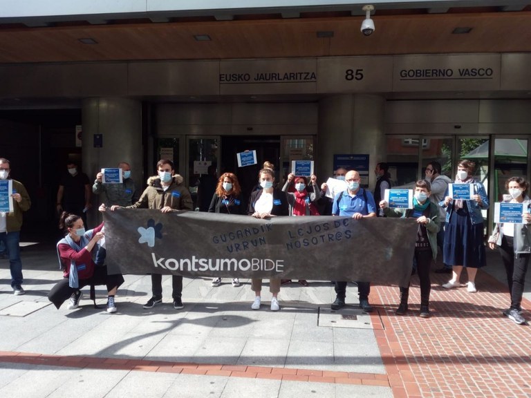 Kontsumobide prestakuntza ibiltariaren zerbitzuko langileek mobilizazioei ekin diete berriro, kaleratze-arriskuaren aurrean Kontsumobide prestakuntza ibiltariaren zerbitzuko langileek mobilizazioei ekin diete berriro, kaleratze-arriskuaren aurrean