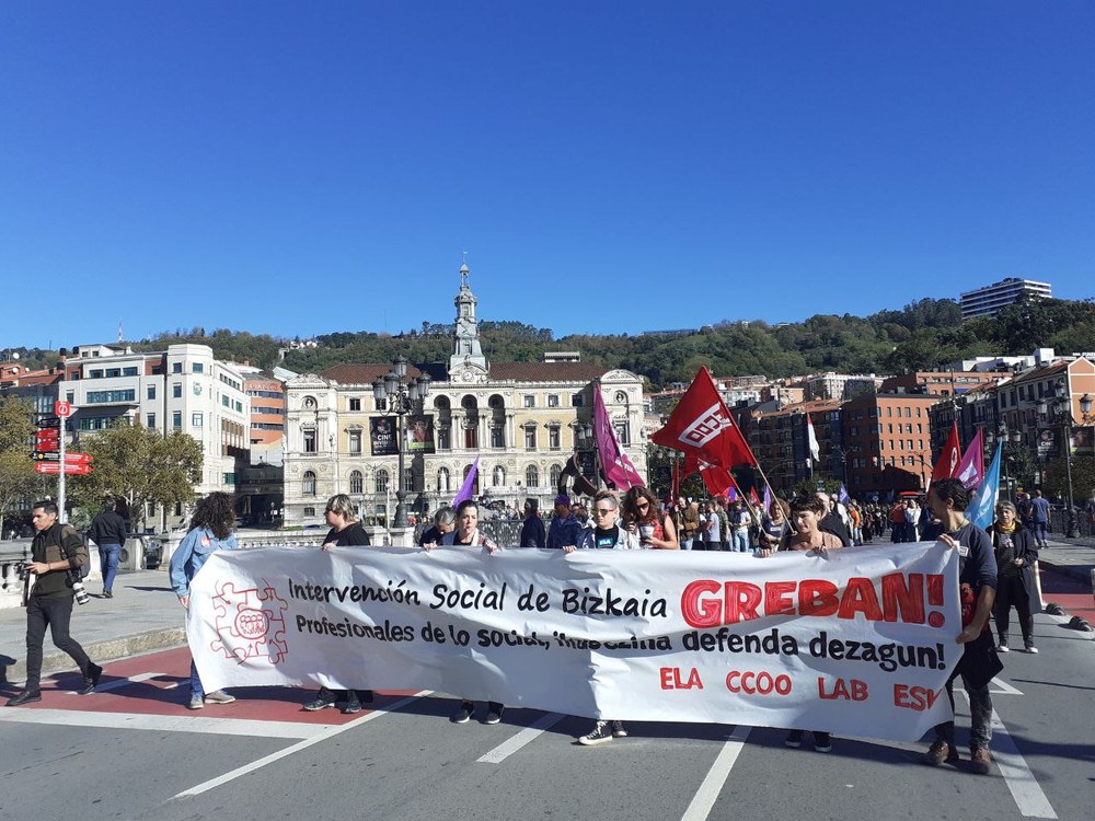 Kotxe karabana eta manifestazioa, grebaren lehen egunean