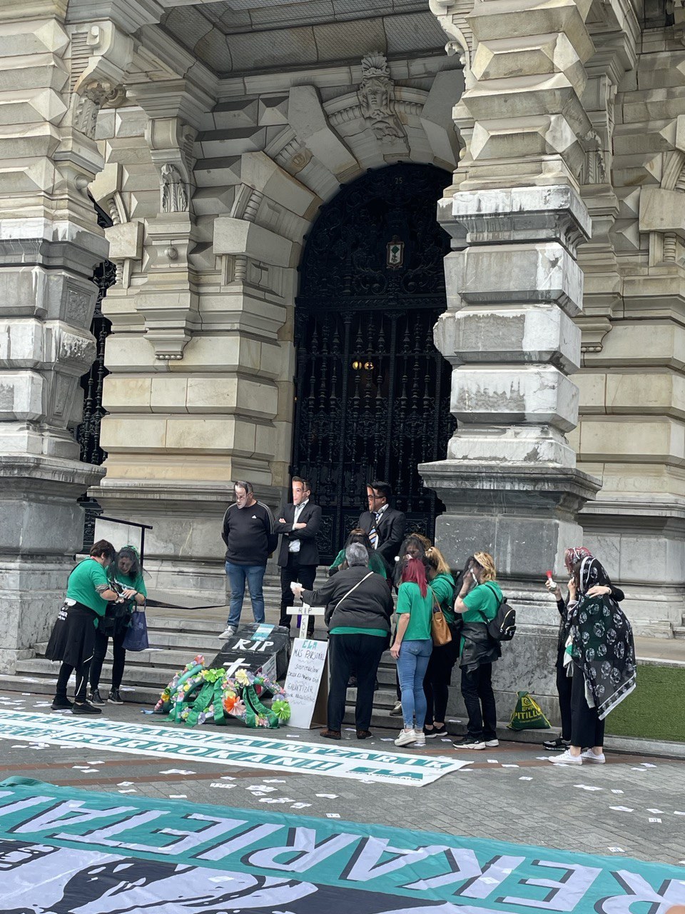 Lan hitzarmenaren berpiztea irudikatu dute grebalariek doluz jantzita Lan hitzarmenaren berpiztea irudikatu dute grebalariek doluz jantzita