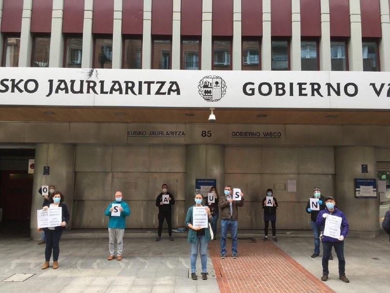 Jaurlaritzak langileak euren lanpostuetara presaka eta neurri egokirik gabe bueltatzera behartu dituela salatu dute ELAk, LABek, CCOOek eta UGTk