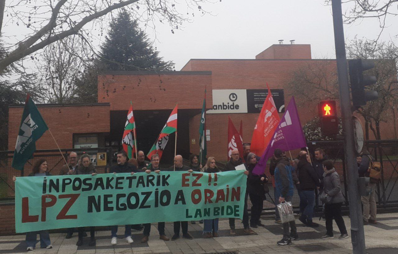 Lanpostu zerrenda berriaren negoziazio errealik eza salatu dute