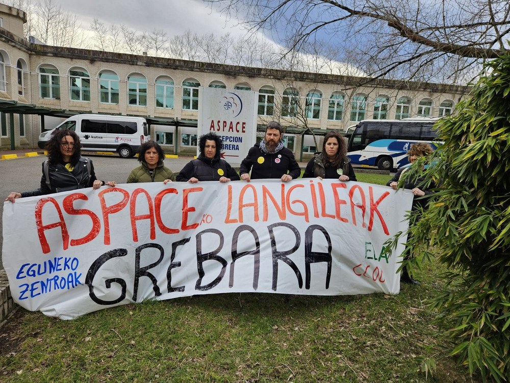 Lau greba jardunaldi deitu dituzte eguneko zentroetan