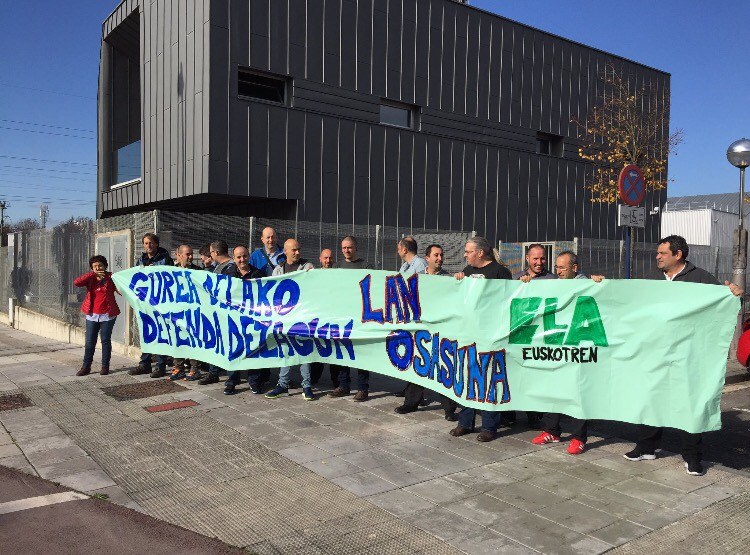 Mobilizazioak Euskotrenen, kanpoko errepide eta tranbia deialdiko euskara probak bertan behera utzi dituztela salatzeko Mobilizazioak Euskotrenen, kanpoko errepide eta tranbia deialdiko euskara probak bertan behera utzi dituztela salatzeko