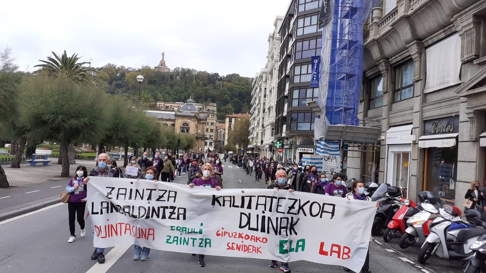 Gehiegizko zerbitzu minimoek ez dute eragotzi Gipuzkoako egoitzetako ehunka langile kalera ateratzea