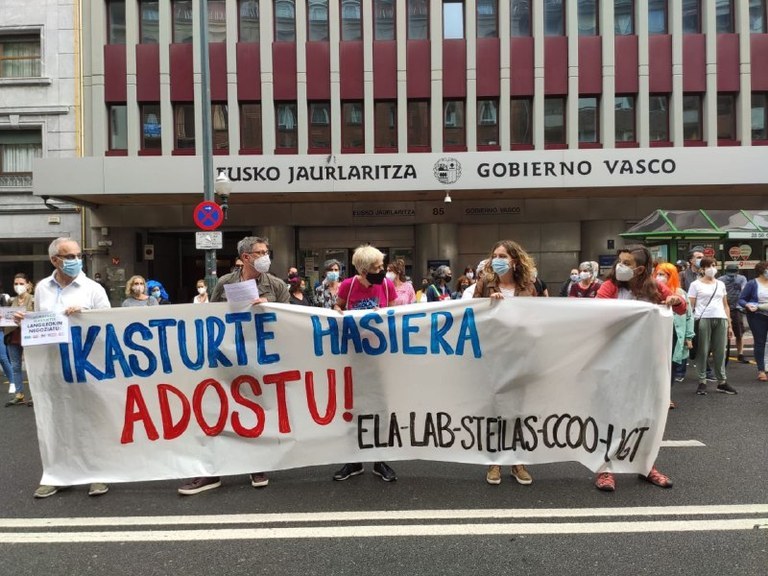 Osasun krisia baliatuta Eusko Jaurlaritzako Hezkuntza Saila  murrizketak egiten ari dela salatu dute sindikatuek