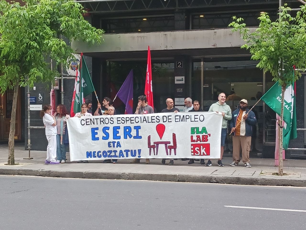 Patronalak sektoreko hitzarmenaren negoziazioari uko egiten diola salatu dute