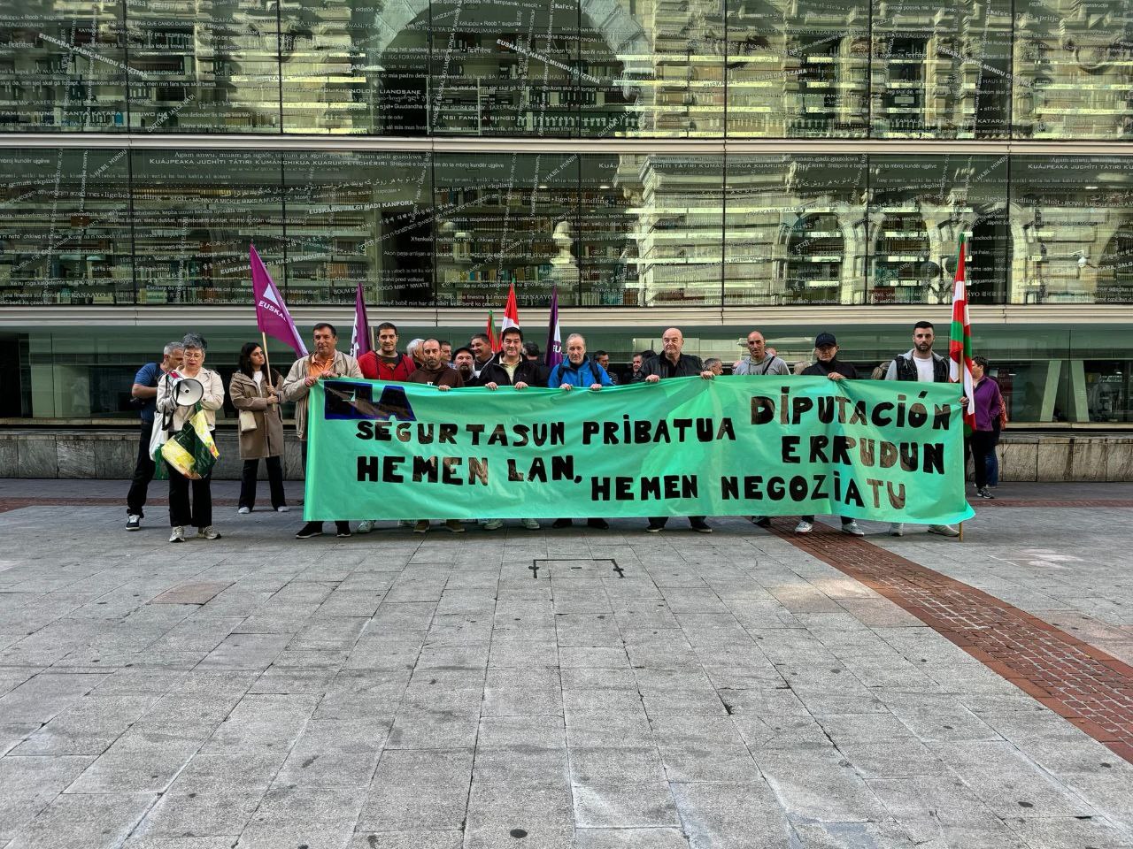 Segurtasun pribatuko langileek hobekuntzak eskatu dituzte, Aldundiko azpikontraten artean soldata eskasena dutelako Segurtasun pribatuko langileek hobekuntzak eskatu dituzte, Aldundiko azpikontraten artean soldata eskasena dutelako