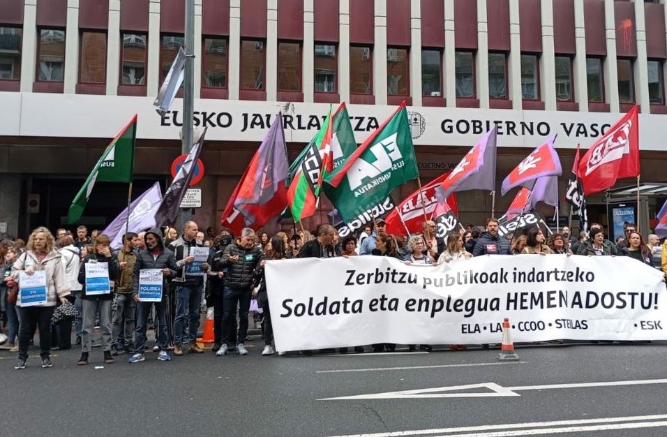 Sindikatuek erakundeei eskatu diete ez dezatela Espainiar estatuaren ordezkaritzaorde gisa funtzionatu, eta  sektore publikoa indartu dezatela