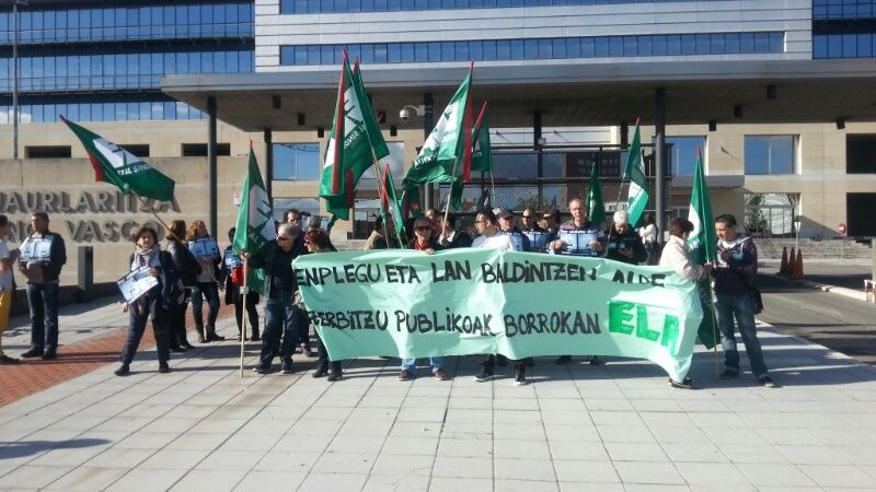 Urkulluren gobernuak enplegua suntsitzearen aldeko apustua egiten jarraitzen du funtzio publikoaren mahaian.