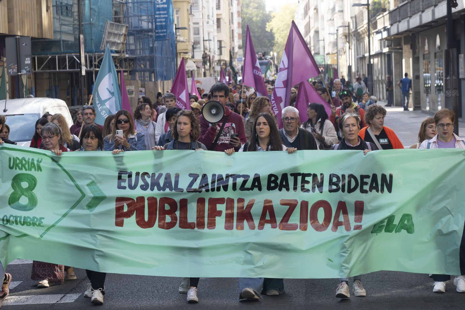 Zaintza sektoreko zerbitzuak publifikatzeko eskatu die ELAk erakundeei eta alderdi politikoei Zaintza sektoreko zerbitzuak publifikatzeko eskatu die ELAk erakundeei eta alderdi politikoei