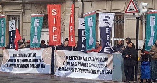ELA Ertzaintza, Ajuria Enea eta Eusko Legebiltzarraren aurrean mobilizatu da