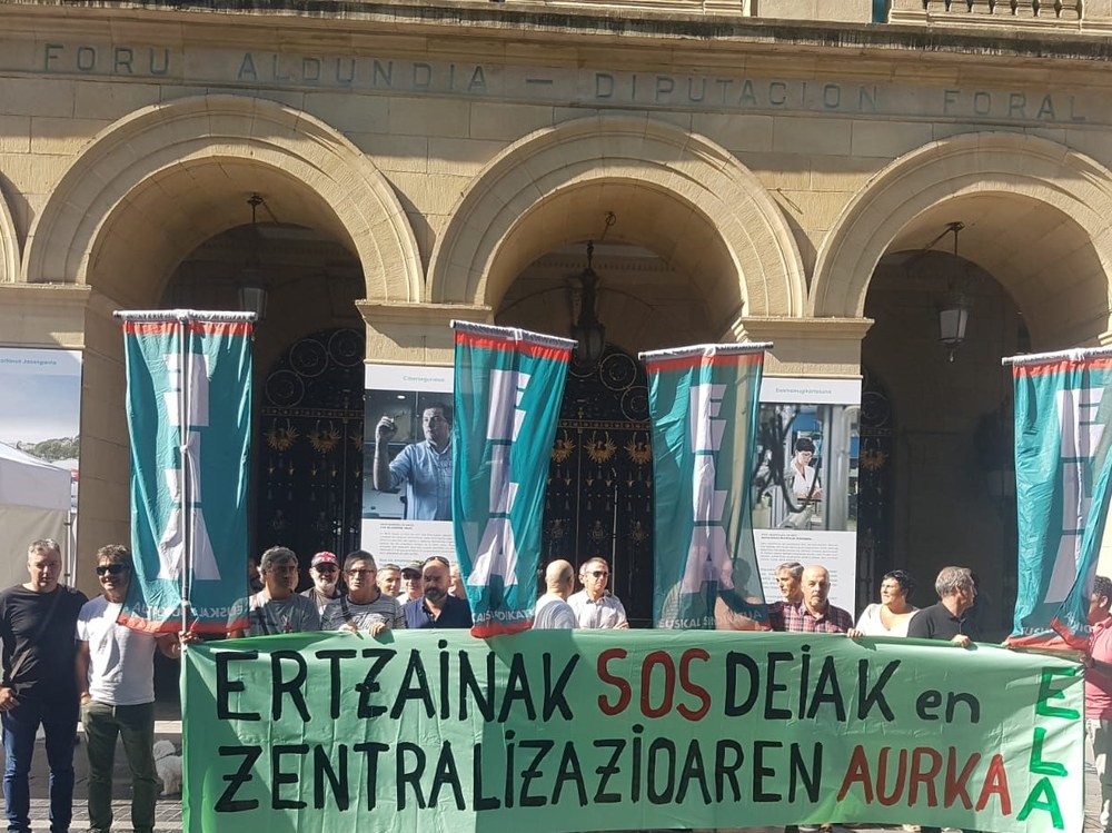 ELA-Ertzaintzaren kontzentrazioa Gipuzkoako Diputazioaren aurrean SOS Deiak zerbitzuaren zentralizazioaren aurka